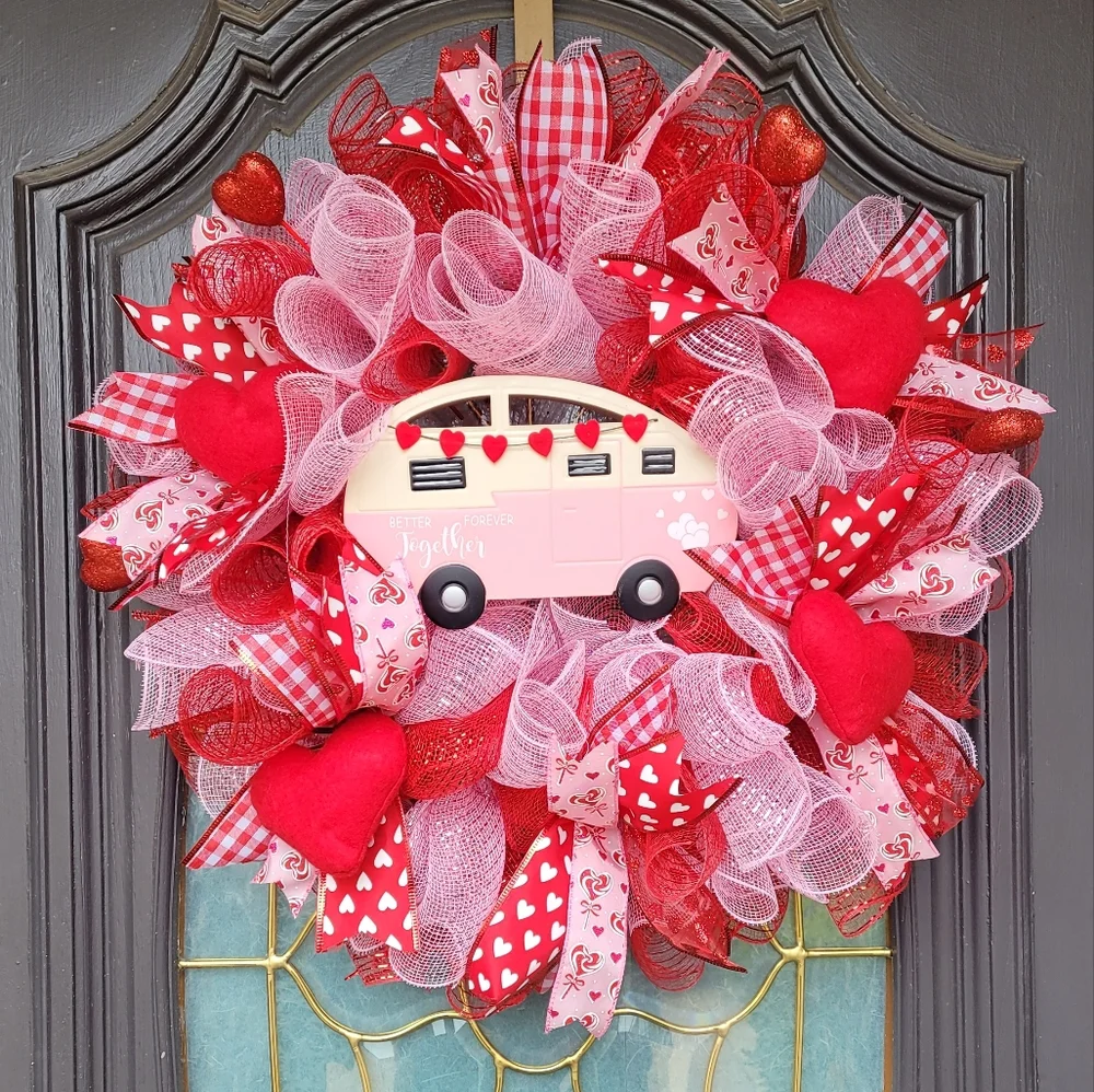 New! Hanmade. Valentine's Day Wreath - Picture 1 of 4